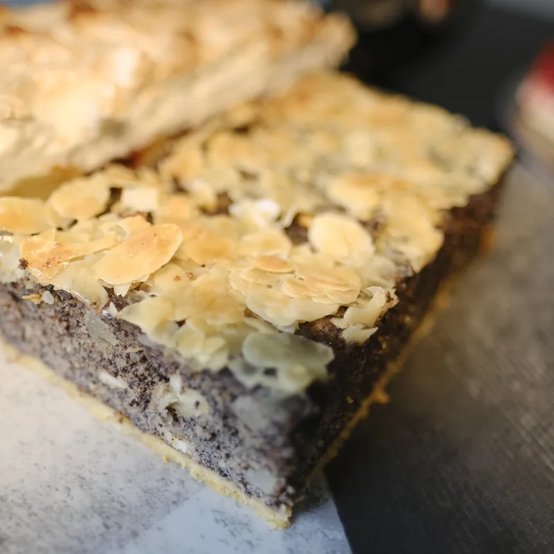 Mohn-Mandel-Blechkuchen im Anschnitt.