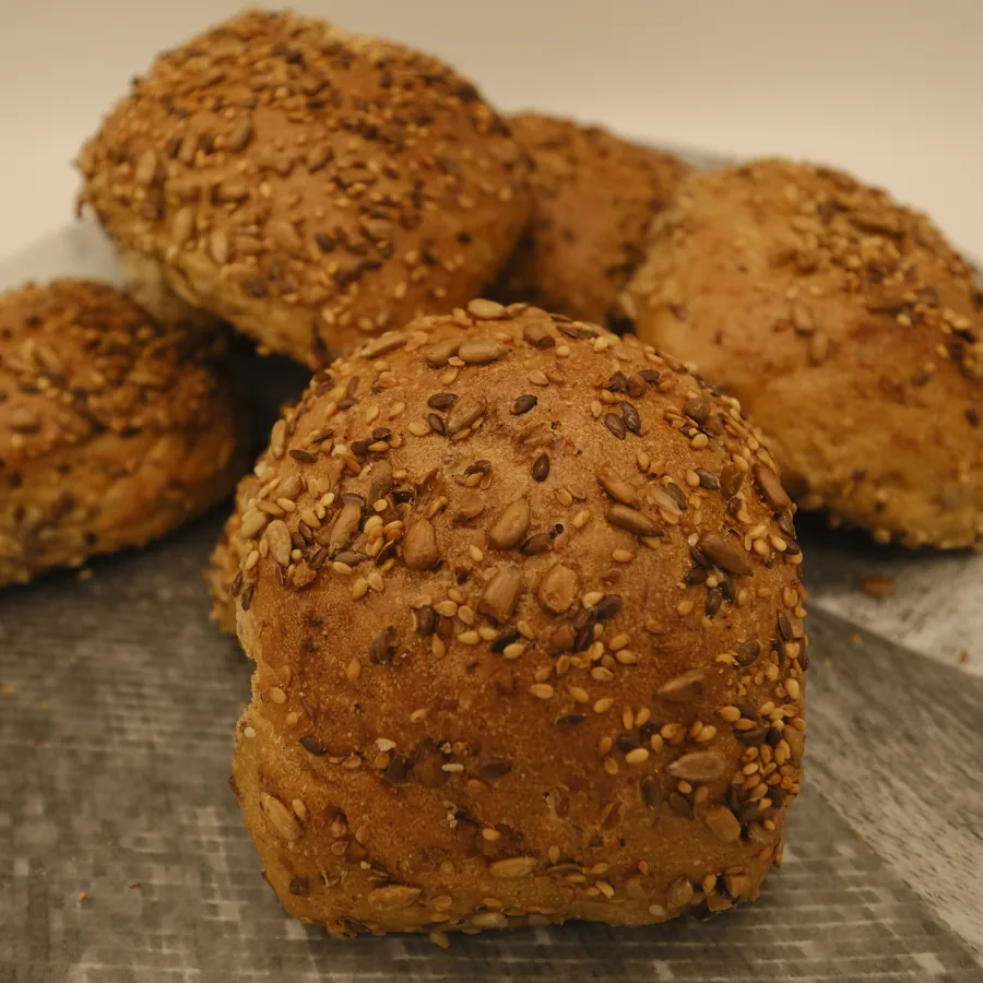 Körnerbrötchen mit Sonnenblumenkernen auf einem Teller.